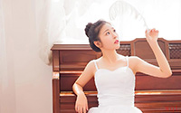 甜美少女纯白色吊带裙私房写真(12)